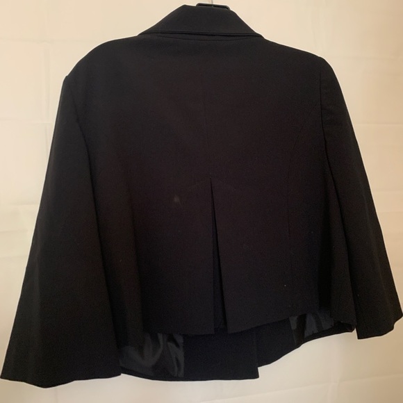 Beautiful three button,high cut black blazer, three-quarter sleeve size 12 - Picture 4 of 8